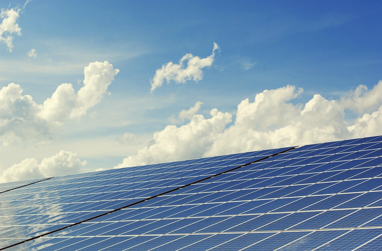 découvrez comment adopter l'énergie renouvelable à la maison pour réduire votre impact écologique et économiser sur vos factures d'énergie.
