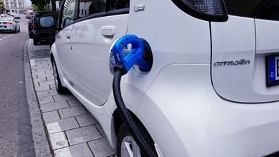 Voiture électrique : tout savoir sur l’autonomie, la recharge et les avantages en 2024