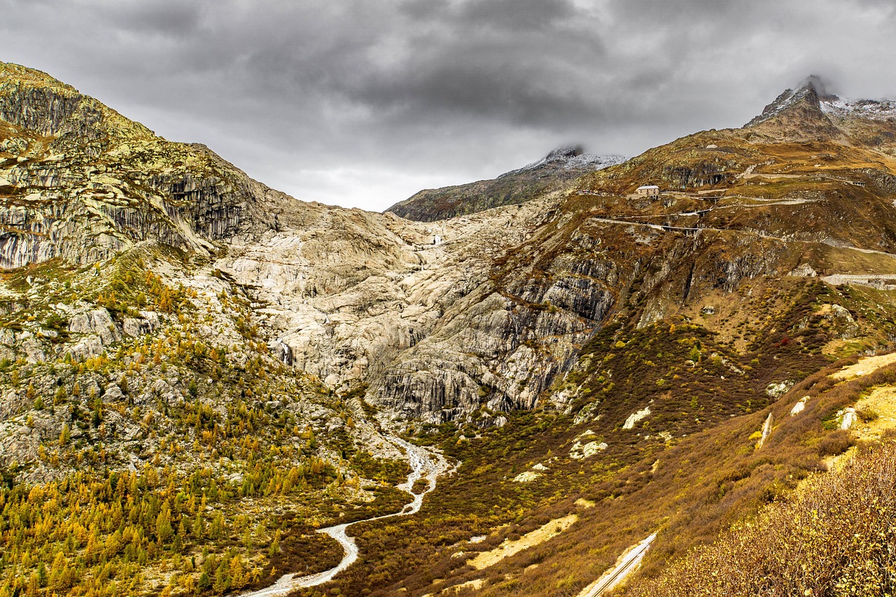 d&eacute;couvrez les glaciers, ces immenses masses de glace qui sculptent nos paysages, t&eacute;moignages impressionnants du changement climatique et sources d'eau essentielles.